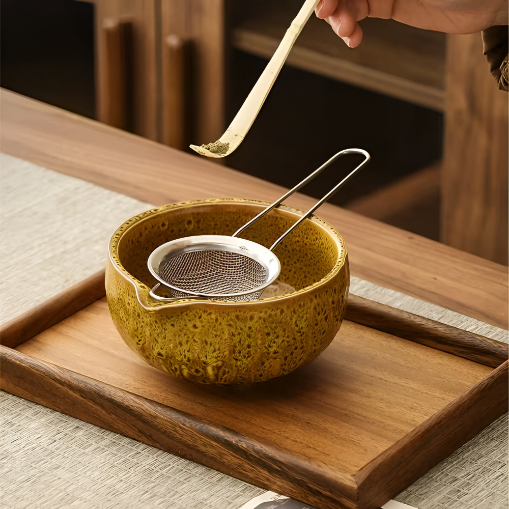 Autentiskt japanskt matcha teset för traditionell teceremoni. Inkluderar handgjord skål och bambuvisp.