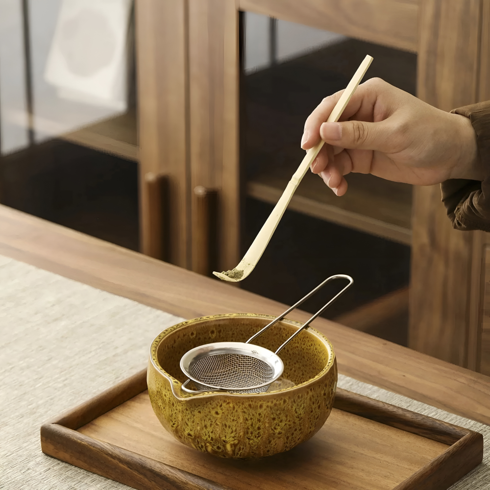 Zen-inspirerat matcha teset med elegant handgjord keramikskål och bambuvisp för lugna teupplevelser.