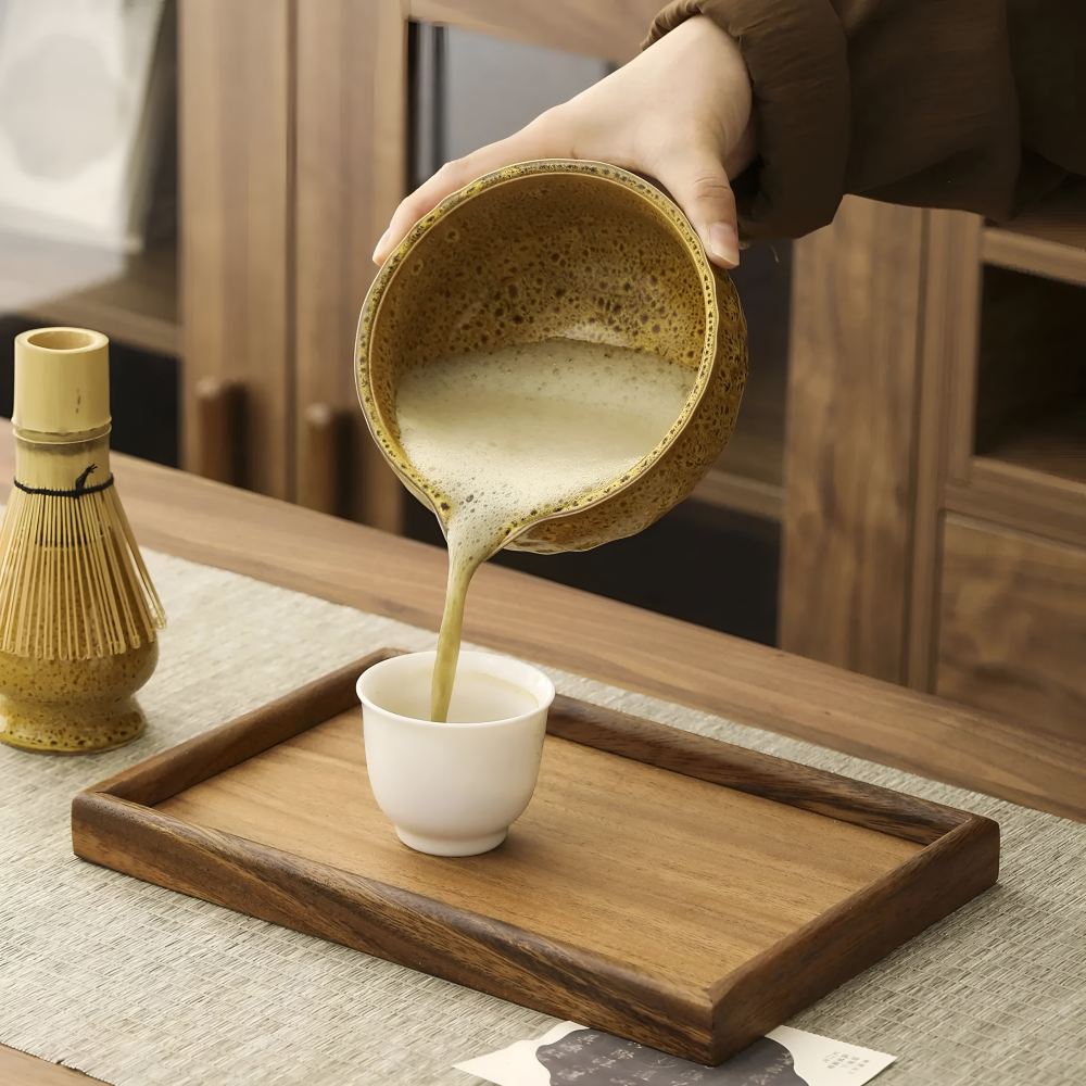 Praktiskt japanskt matcha teset med keramikskål, bambuvisp och te tillbehör. Förbered ditt matcha enkelt.