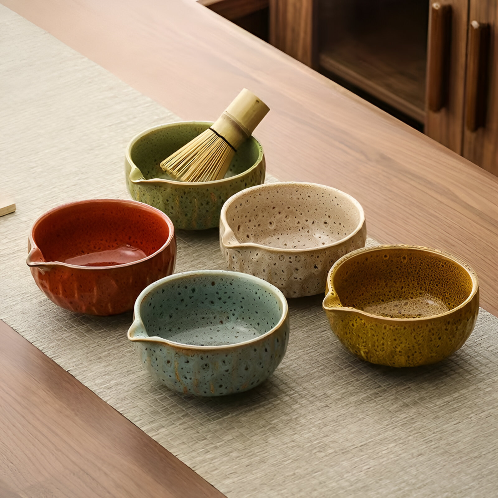 Japanskt matcha teset. Inkluderar fin bambuvisp och chashaku tillsammans med elegant keramikskål för te.