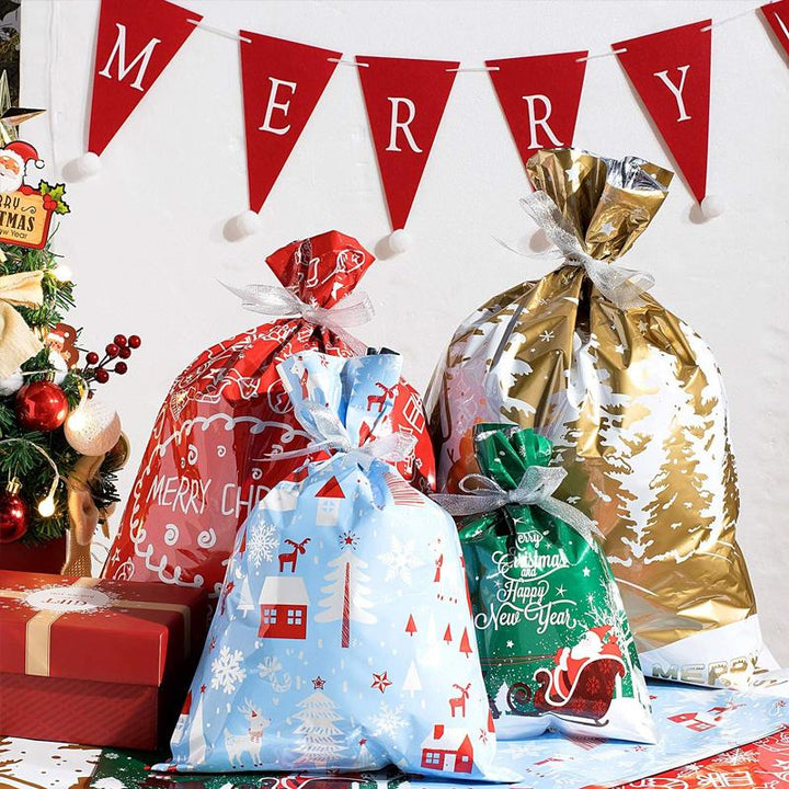 "Elegant julklappspåse i aluminiumfolie med festliga mönster för hållbar gåvoinpackning under julgranen."