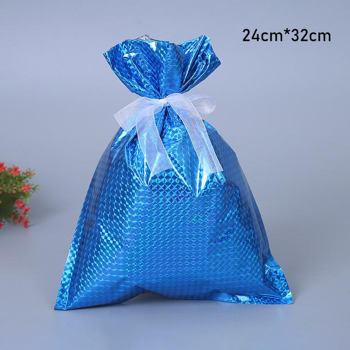 "Elegant julklappspåse i aluminiumfolie med festliga mönster för hållbar gåvoinpackning under julgranen."