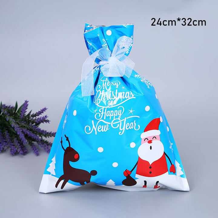 "Elegant julklappspåse i aluminiumfolie med festliga mönster för hållbar gåvoinpackning under julgranen."