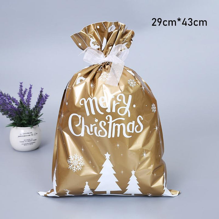 "Elegant julklappspåse i aluminiumfolie med festliga mönster för hållbar gåvoinpackning under julgranen."