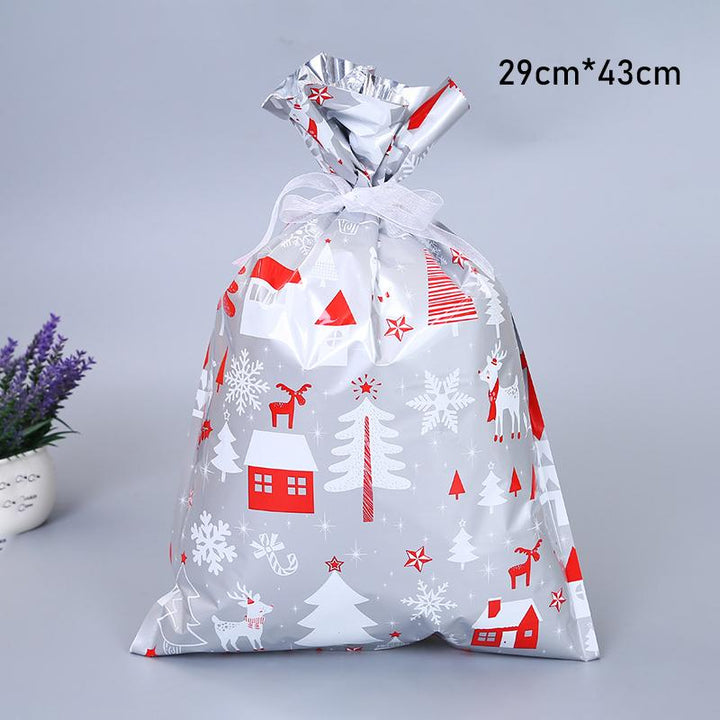 "Elegant julklappspåse i aluminiumfolie med festliga mönster för hållbar gåvoinpackning under julgranen."