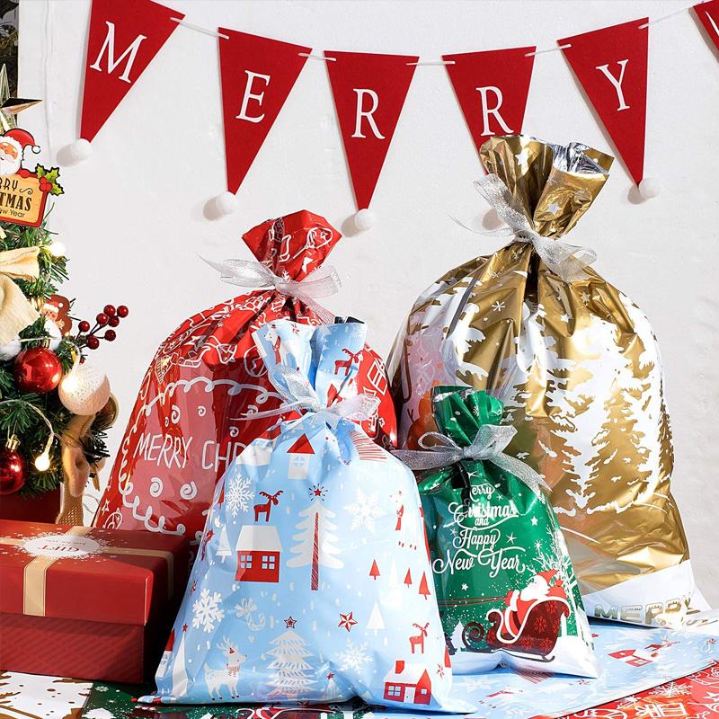 "Elegant julklappspåse i aluminiumfolie med festliga mönster för hållbar gåvoinpackning under julgranen."