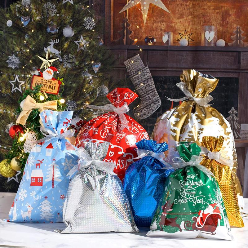 "Elegant julklappspåse i aluminiumfolie med festliga mönster för hållbar gåvoinpackning under julgranen."
