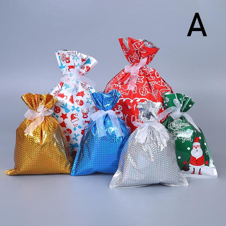 "Elegant julklappspåse i aluminiumfolie med festliga mönster för hållbar gåvoinpackning under julgranen."
