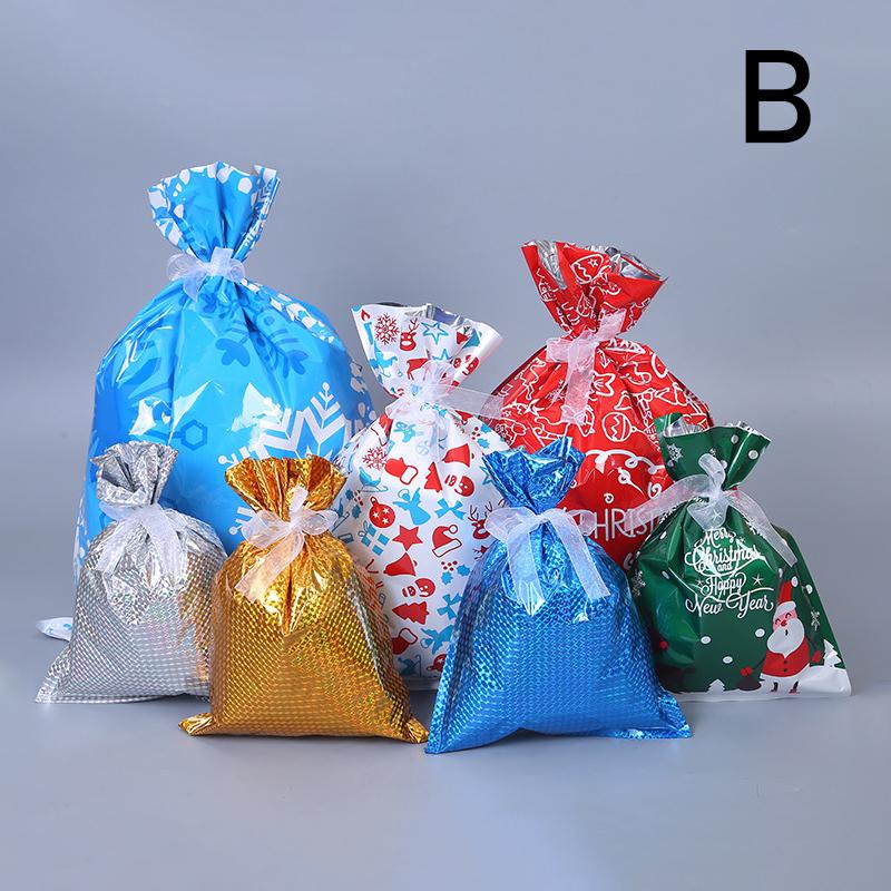 "Elegant julklappspåse i aluminiumfolie med festliga mönster för hållbar gåvoinpackning under julgranen."