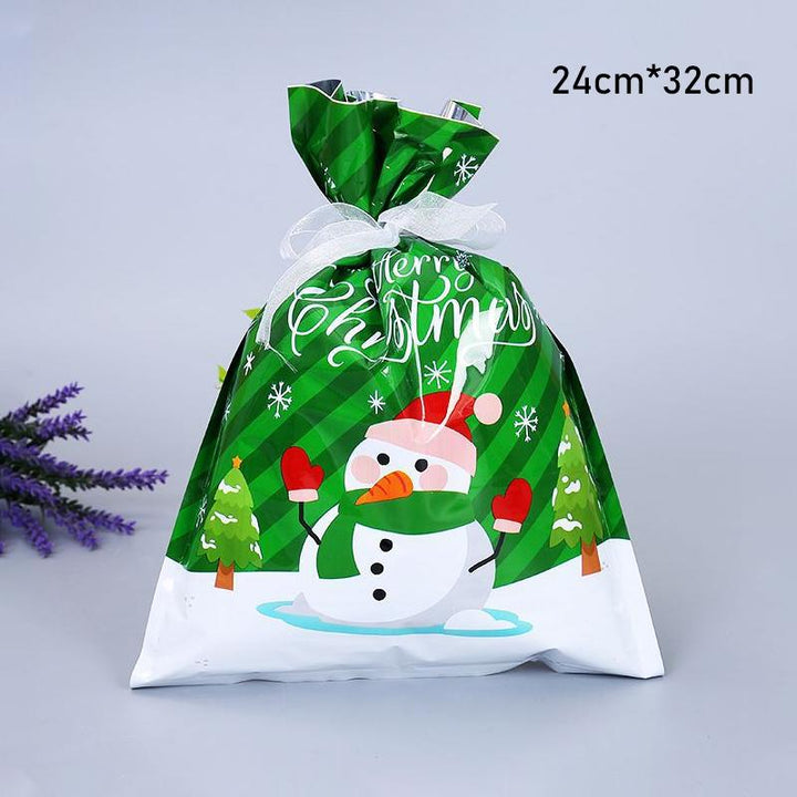"Elegant julklappspåse i aluminiumfolie med festliga mönster för hållbar gåvoinpackning under julgranen."