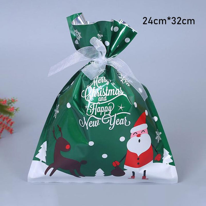 "Elegant julklappspåse i aluminiumfolie med festliga mönster för hållbar gåvoinpackning under julgranen."
