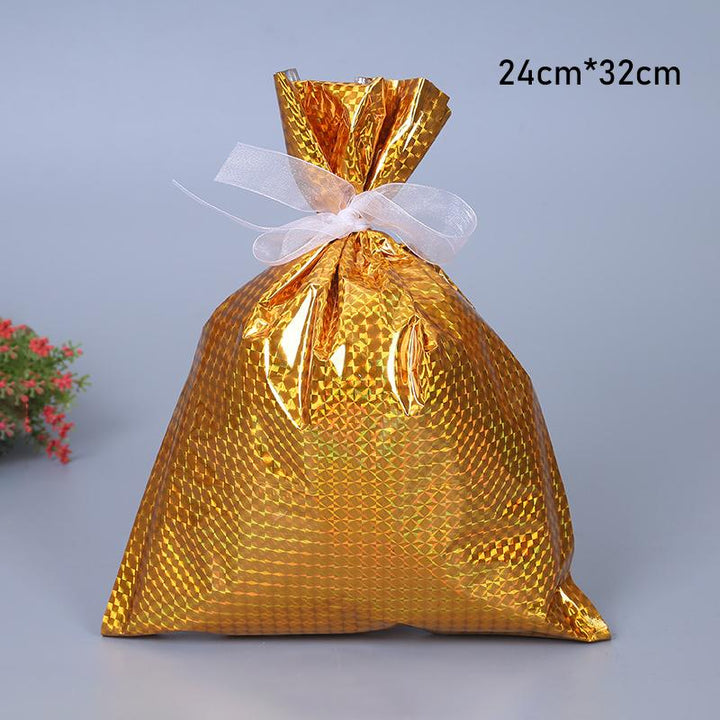 "Elegant julklappspåse i aluminiumfolie med festliga mönster för hållbar gåvoinpackning under julgranen."