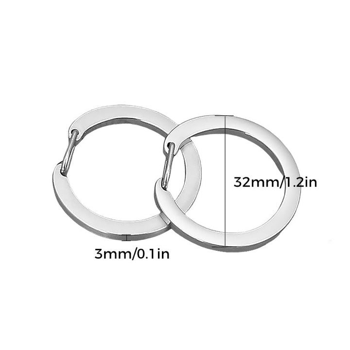 Elegant karbinhake nyckelring i silverfärgad metall, rostfritt stål; idealisk för mäns accessoarer, håller nycklar organiserade.