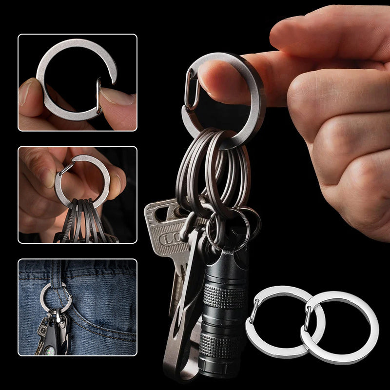 Elegant karbinhake nyckelring i silverfärgad metall, rostfritt stål; idealisk för mäns accessoarer, håller nycklar organiserade.