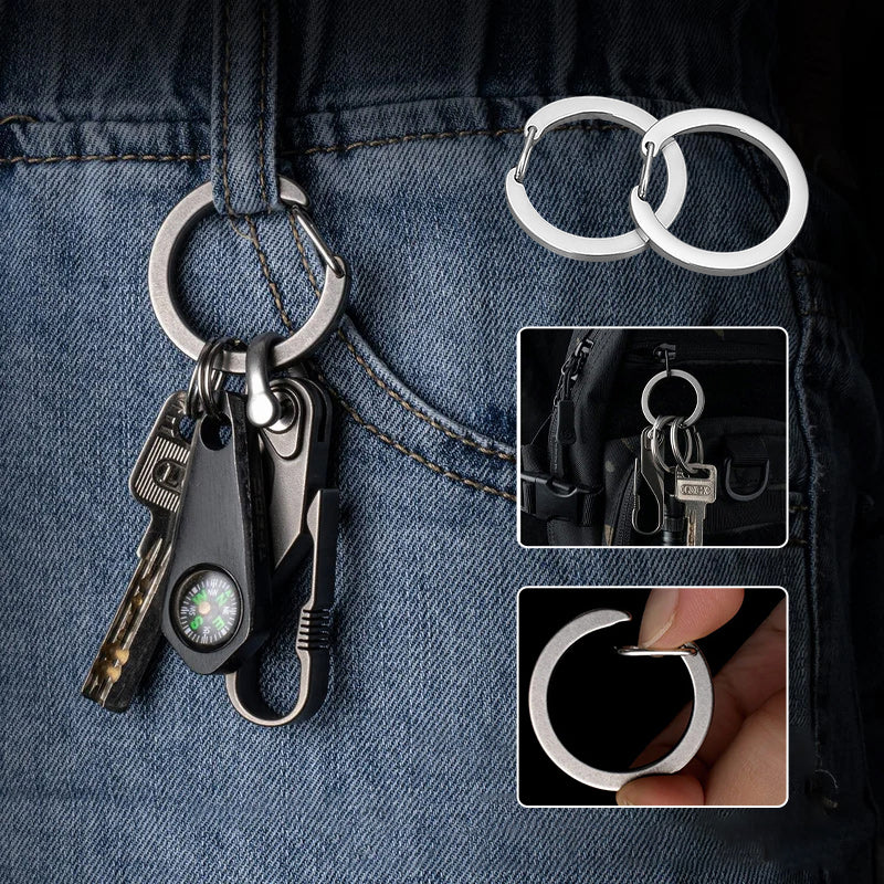 Elegant karbinhake nyckelring i silverfärgad metall, rostfritt stål; idealisk för mäns accessoarer, håller nycklar organiserade.