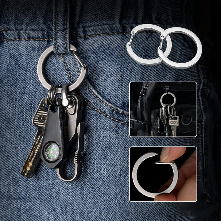 Elegant karbinhake nyckelring i silverfärgad metall, rostfritt stål; idealisk för mäns accessoarer, håller nycklar organiserade.