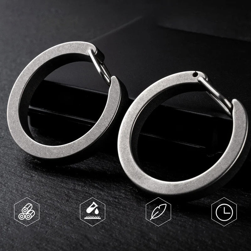 Elegant karbinhake nyckelring i silverfärgad metall, rostfritt stål; idealisk för mäns accessoarer, håller nycklar organiserade.