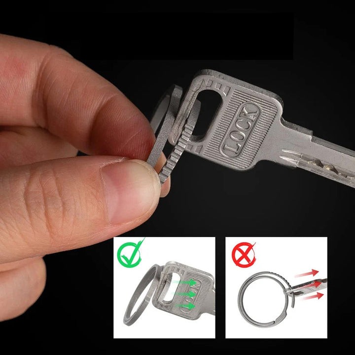 Elegant karbinhake nyckelring i silverfärgad metall, rostfritt stål; idealisk för mäns accessoarer, håller nycklar organiserade.