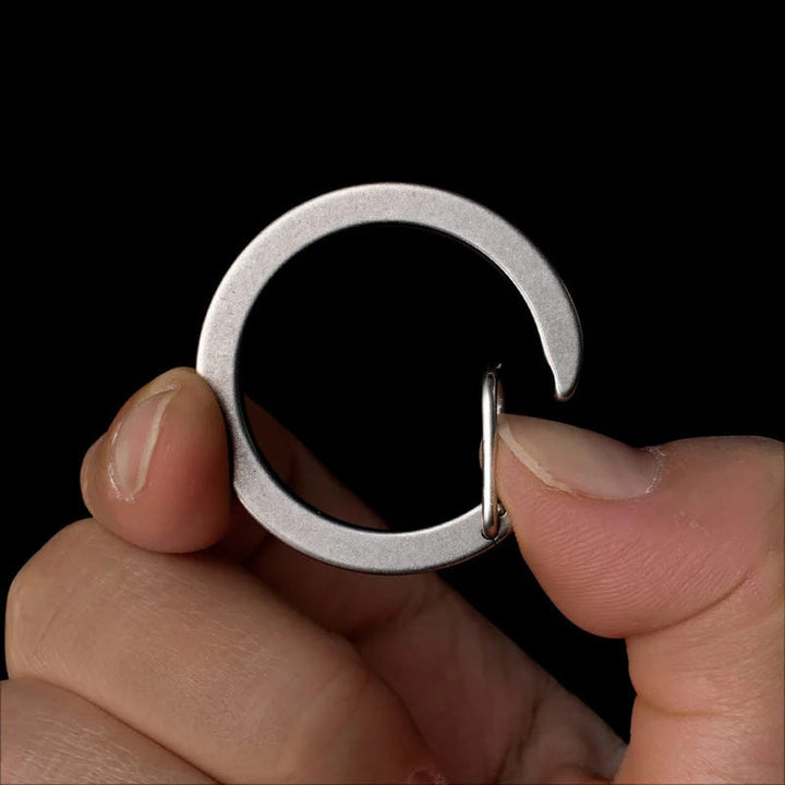 Elegant karbinhake nyckelring i silverfärgad metall, rostfritt stål; idealisk för mäns accessoarer, håller nycklar organiserade.
