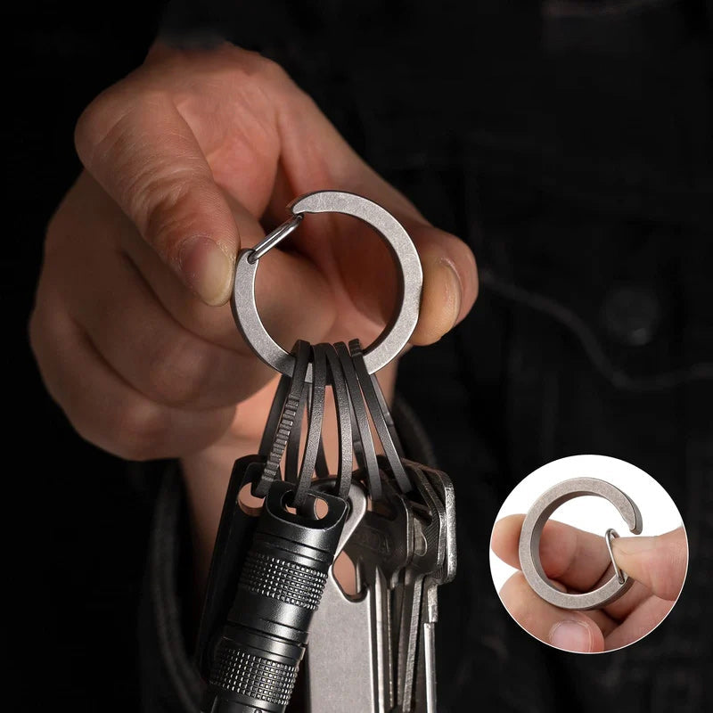 Elegant karbinhake nyckelring i silverfärgad metall, rostfritt stål; idealisk för mäns accessoarer, håller nycklar organiserade.