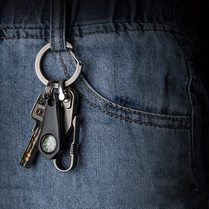 Elegant karbinhake nyckelring i silverfärgad metall, rostfritt stål; idealisk för mäns accessoarer, håller nycklar organiserade.