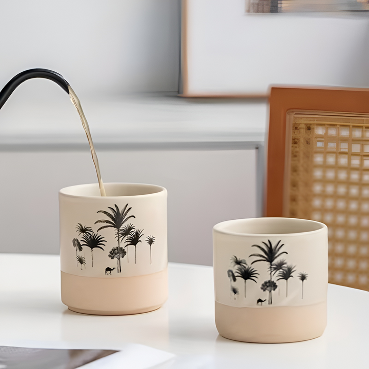 Lyxigt espresso- och tekoppset i keramik med elegant palmdekor, idealiskt för fika.