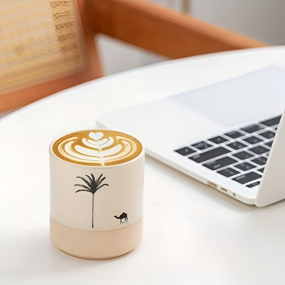 Vackert porslin dryckeset med palmönster, en perfekt present för kaffe- och teälskare.
