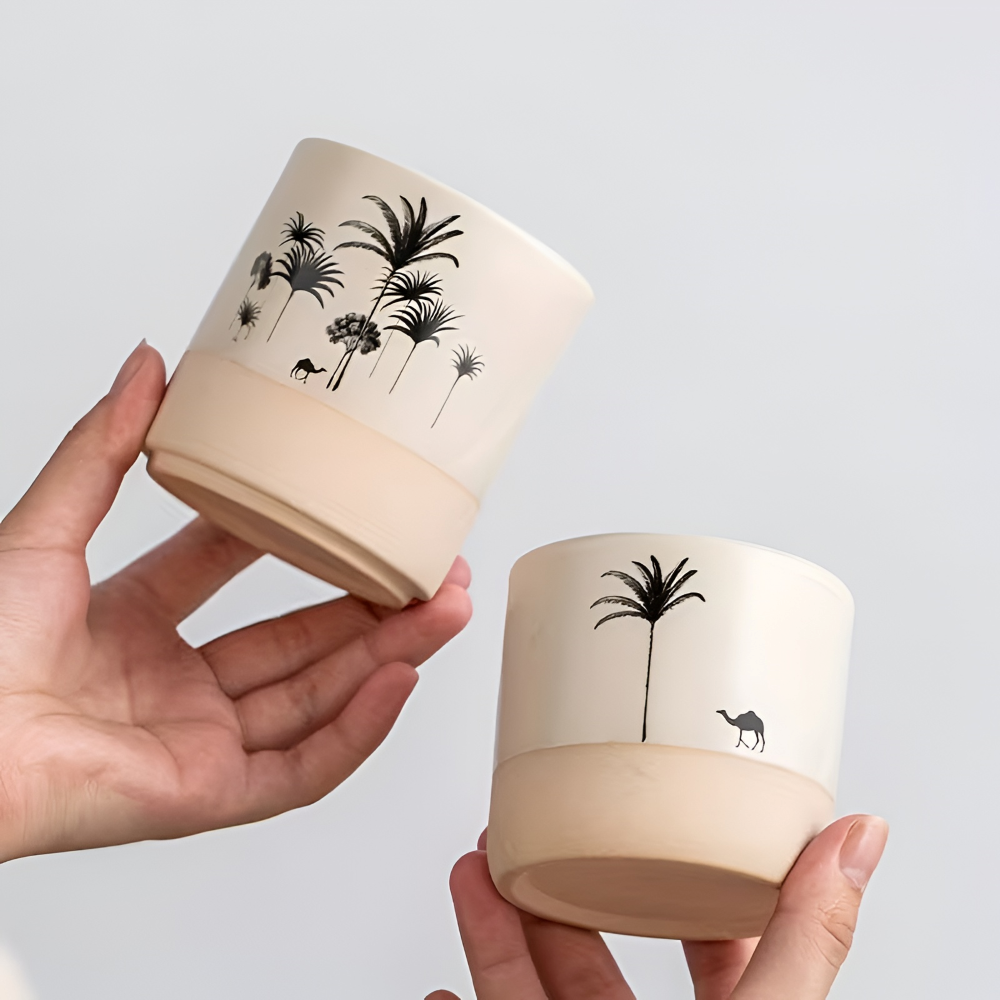Komplett keramik kaffekoppset med fat och palmönster för en elegant dryckesupplevelse.