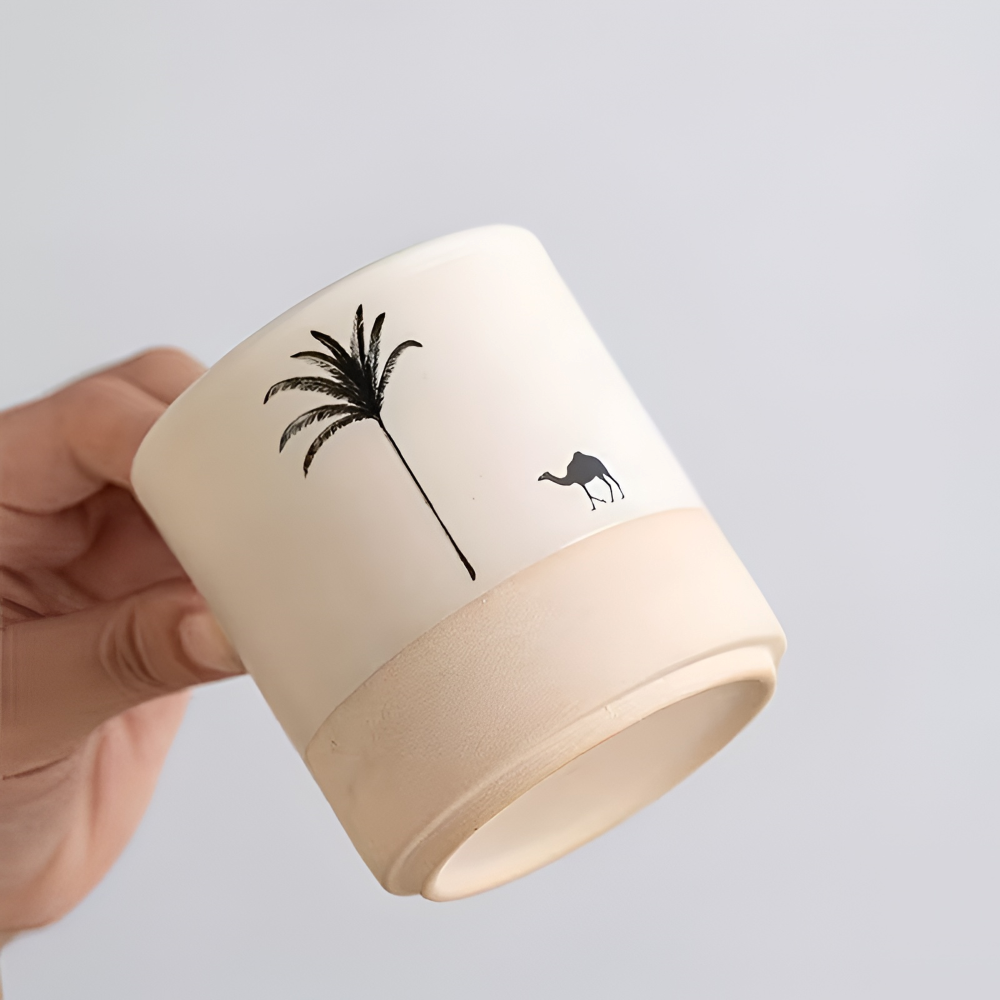 Sofistikerat espresso set i keramik med tropiskt palmbladsmönster, en fröjd för ögat.