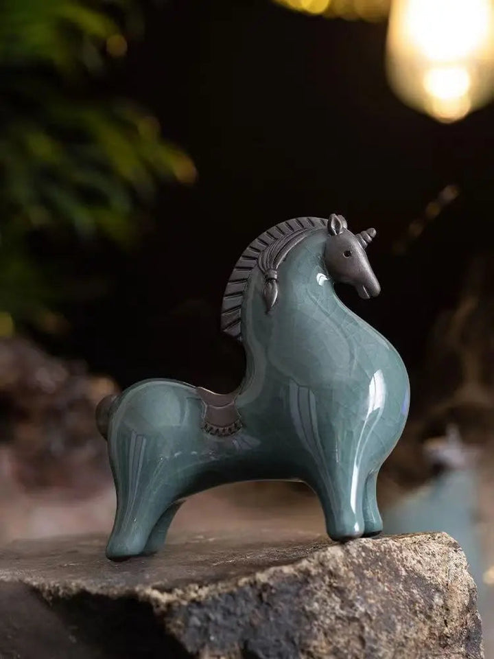 Detaljerad keramikhäst med glansig yta. Blå figur, elegant heminredningsaccent som prydnad.