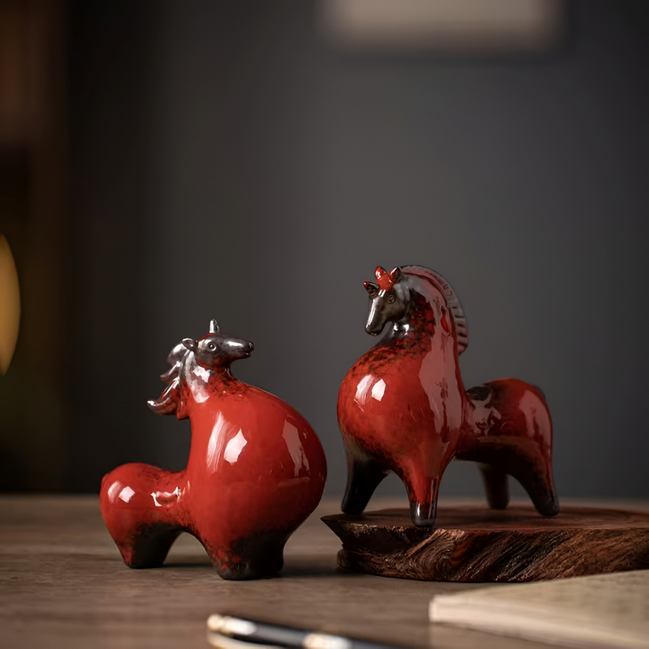 Inbjudande keramisk hästfigur, röd. Skapar rustik elegans i foajén eller vardagsrummet.