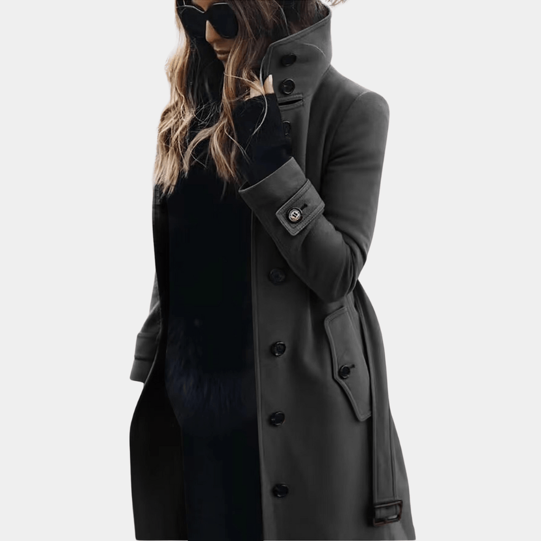 Modekappa: lång, midjesydd trenchcoat för dam. Elegant ytterrock Alexandra, perfekt för kvinnors mode.