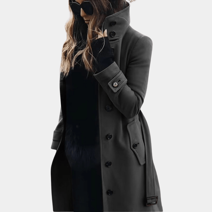 Modekappa: lång, midjesydd trenchcoat för dam. Elegant ytterrock Alexandra, perfekt för kvinnors mode.