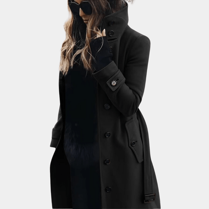 Tidlös lång damkappa Alexandra. Elegant, klassisk trenchcoat med midjesydd passform, perfekt som ytterplagg.