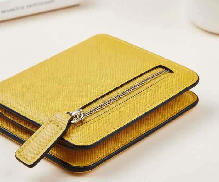 Kompakt läderplånbok dam, perfekt som korthållare. Elegant accessoar med RFID-skydd för modern kvinnlig stil.