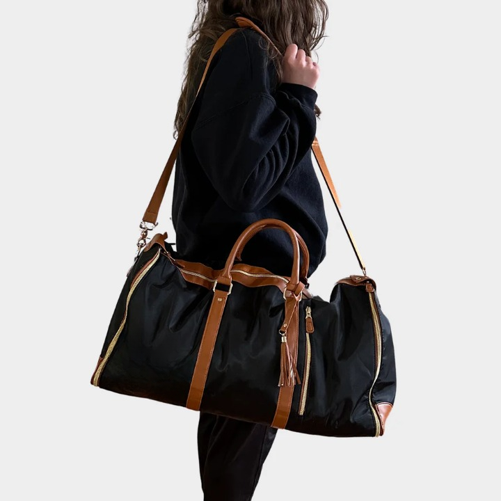Isabelle kompakt weekendbag & resväska för dam. Elegant, vattentät och stilren duffelväska i veganläder.