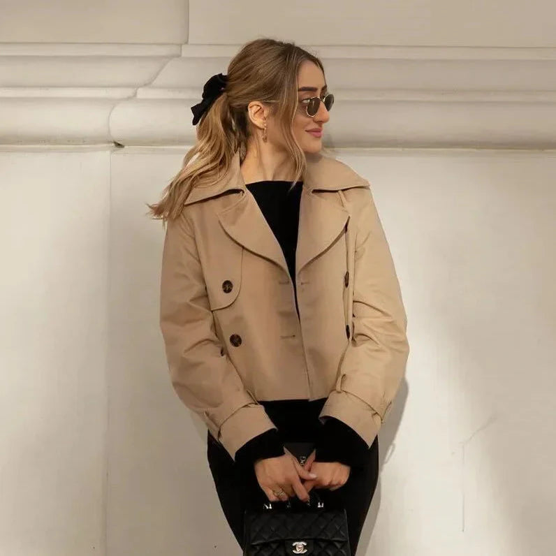 Elegant kort damtrenchjacka i tidlös design. Perfekt vår- och höstjacka för en stilren look.