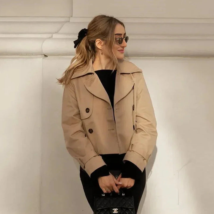Elegant kort damtrenchjacka i tidlös design. Perfekt vår- och höstjacka för en stilren look.
