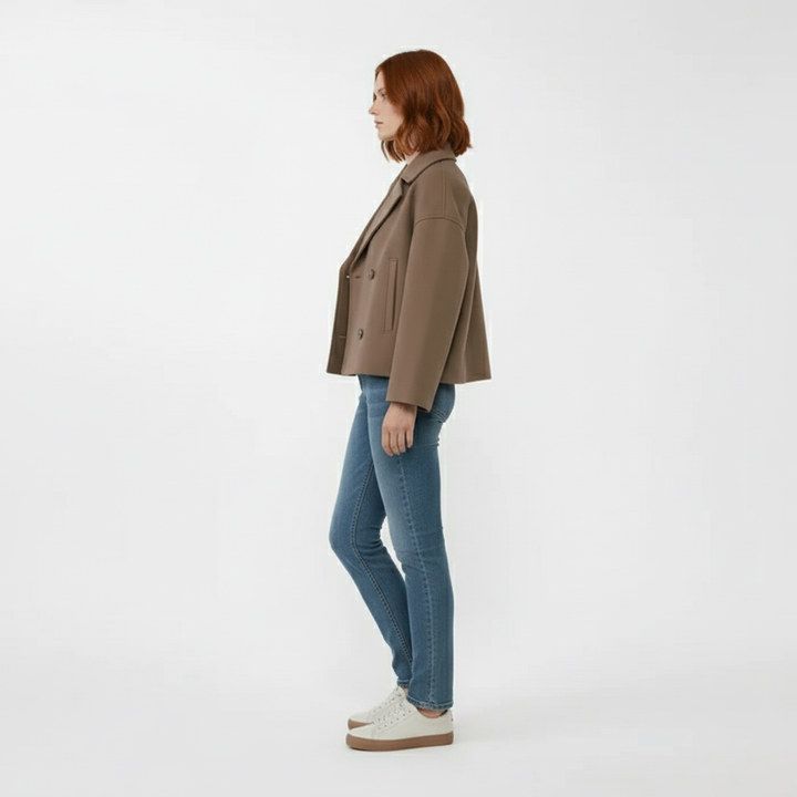 Kort, dubbelknäppt damjacka som blazer, ger en chic touch till din outfit.