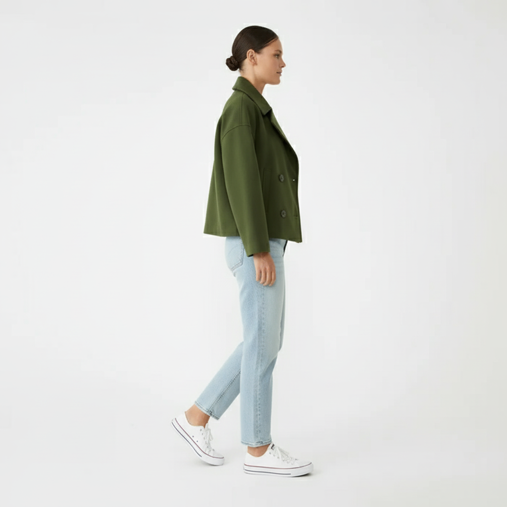 Stilren vårjacka för damer, kort och dubbelknäppt, perfekt för en fräsch look.