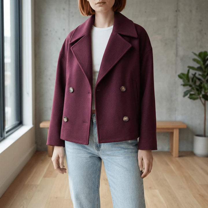 Elegant kort dubbelknäppt damjacka, perfekt som blazer eller ytterplagg för mode och stil.