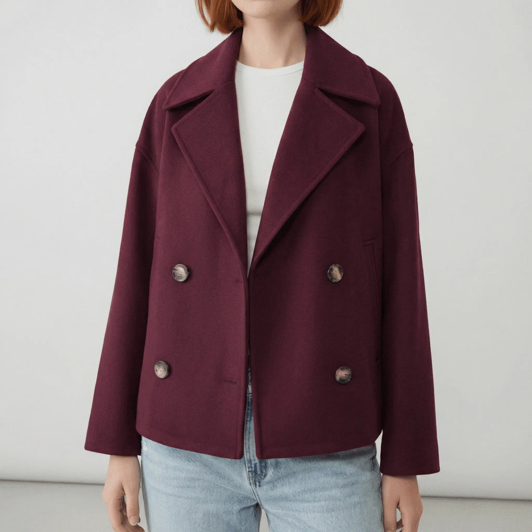 Modern dubbelknäppt damjacka i kort modell. En trendig blazer som lyfter din vardags- och kontorsstil.