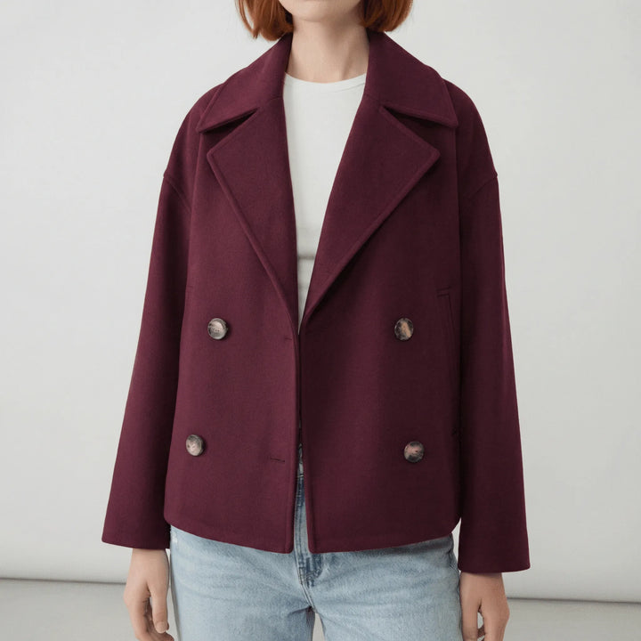 Modern dubbelknäppt damjacka i kort modell. En trendig blazer som lyfter din vardags- och kontorsstil.