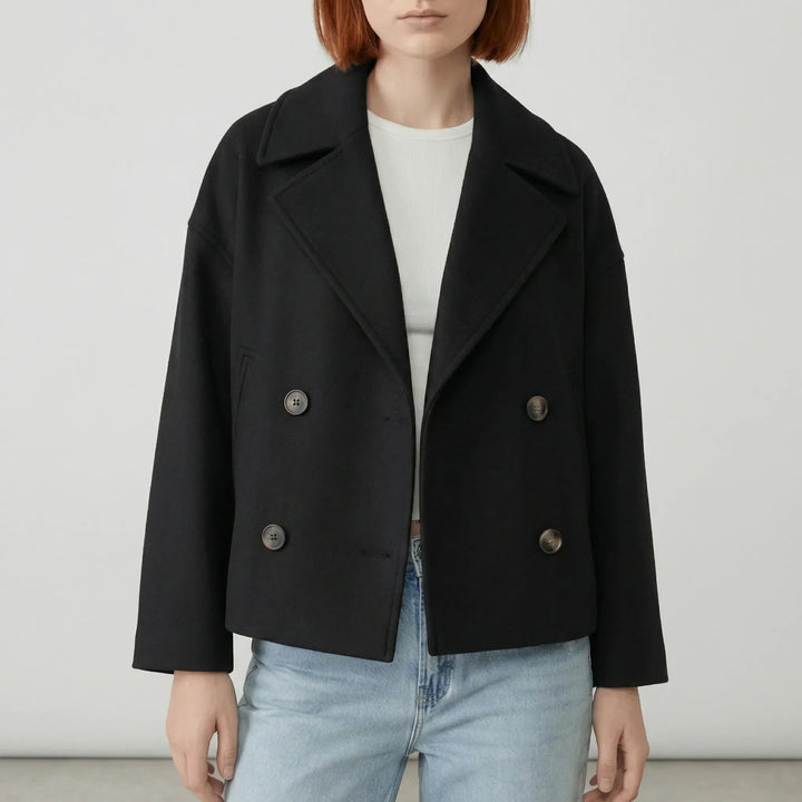 Mångsidig kort dubbelknäppt damjacka, idealisk som blazer för både vardags- och kontorsstil. Modern mode.