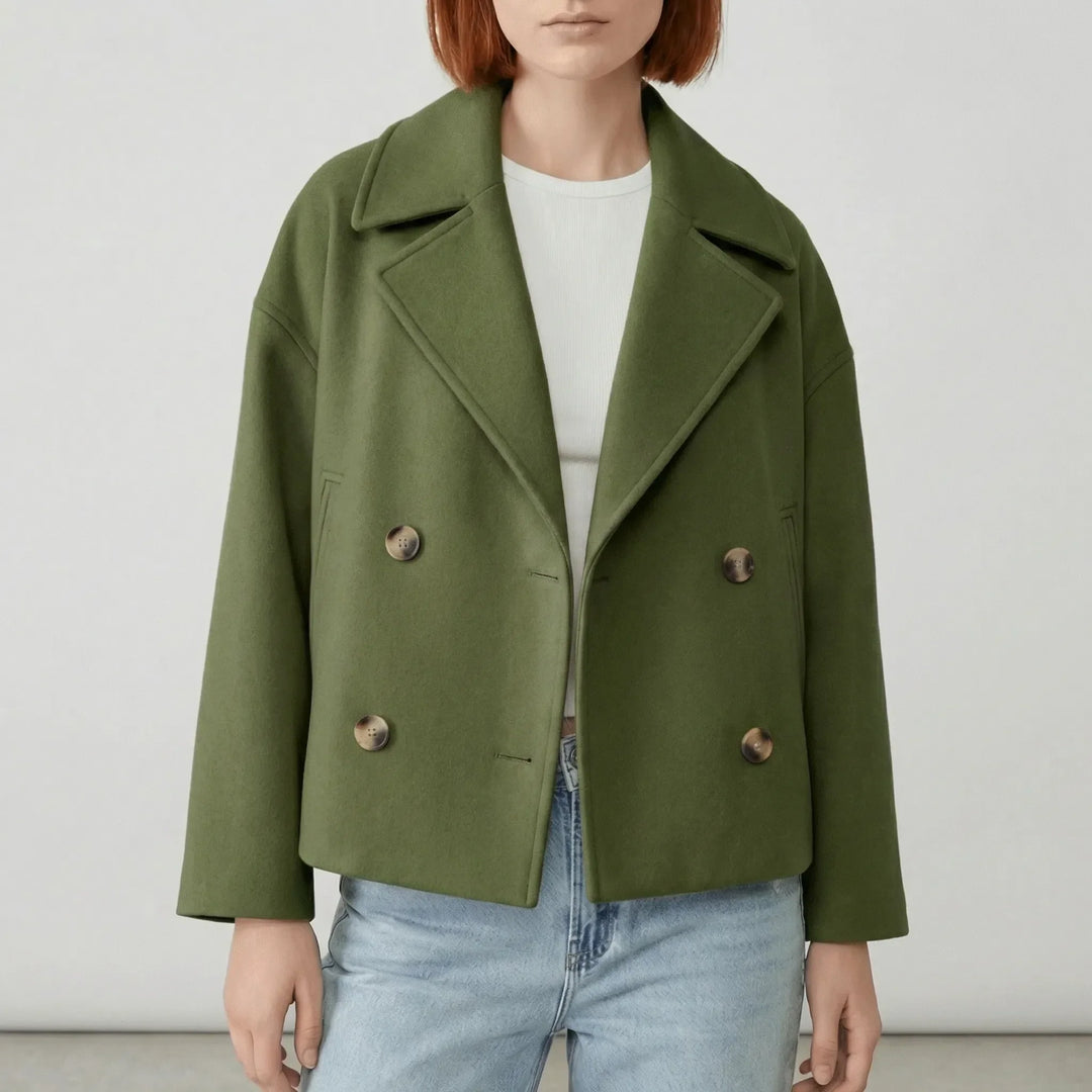 Klassisk kort dubbelknäppt damjacka. En tidlös blazer i neutral färg för elegant och professionell look.