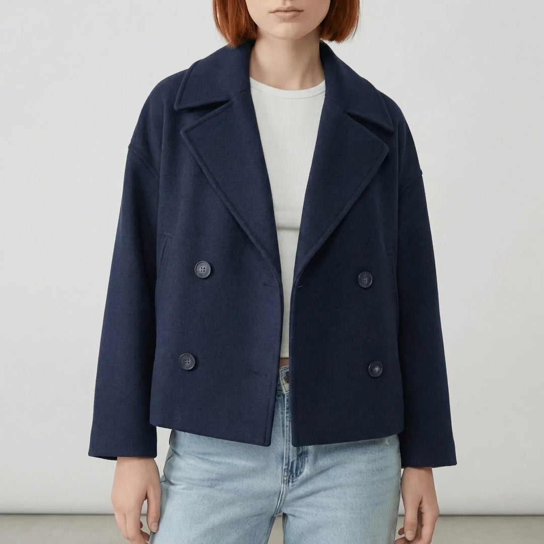 Detaljerad dubbelknäppt kort damjacka med klassiska slag. En elegant blazer/kavaj för mode och kontorsstil.