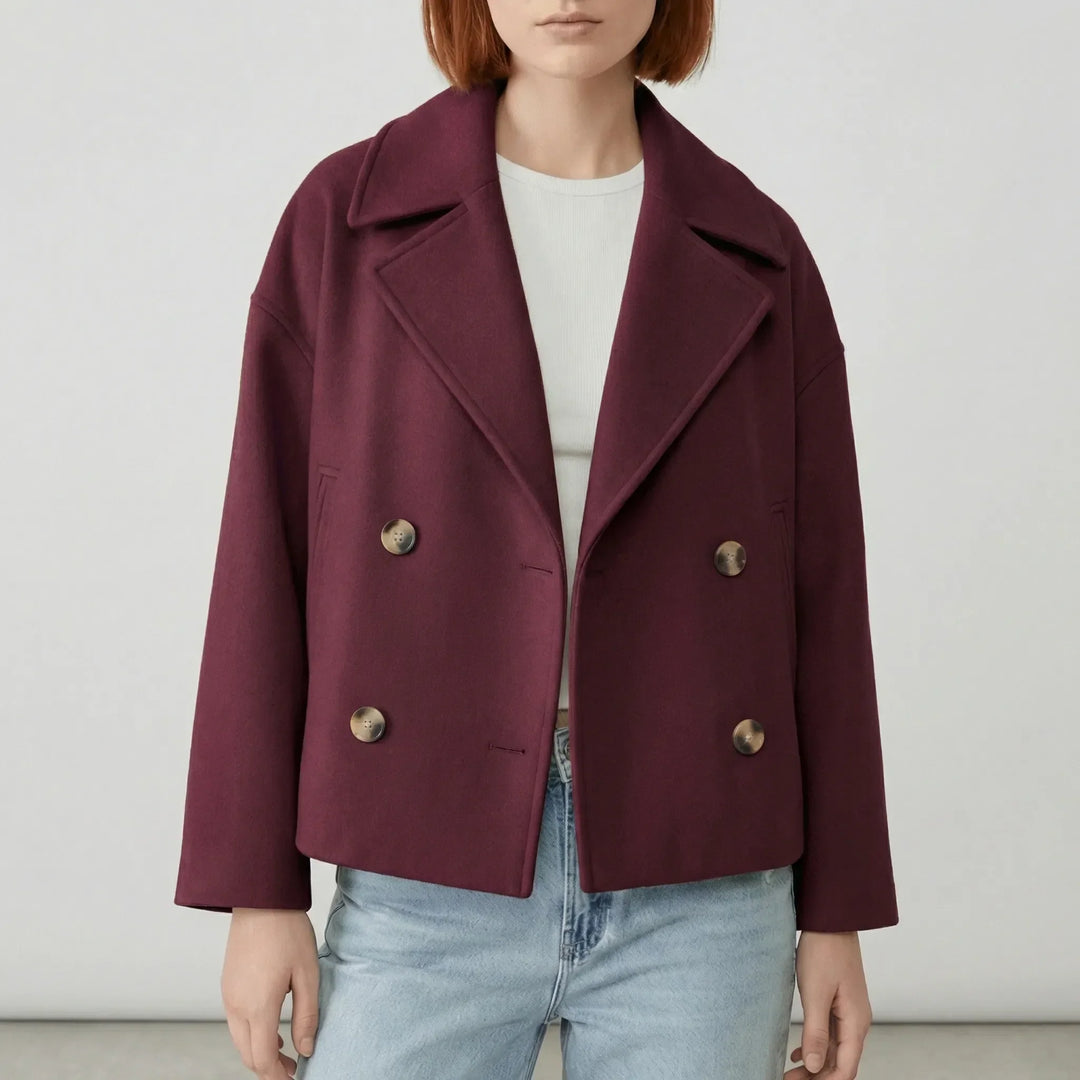 Modell visar kort dubbelknäppt damjacka, Jessica-blazer, för elegant och modern vardags- eller kontorsstil.
