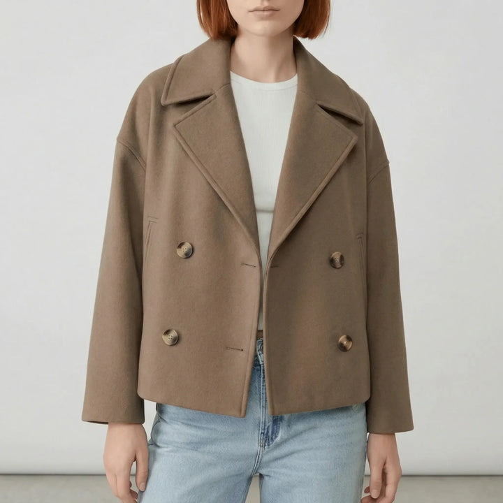 Snygg kort dubbelknäppt damjacka. Denna fashionabla blazer/kavaj är ett elegant ytterplagg för alla tillfällen.