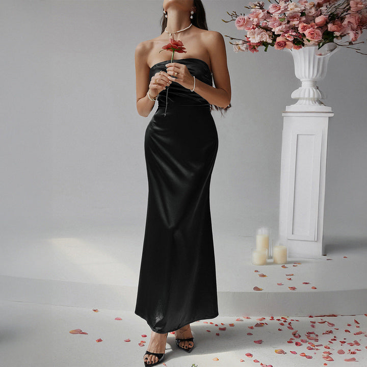 Elegant kvinnors bustier maxiklänning i flödande tyg. Perfekt festklänning för speciella tillfällen.