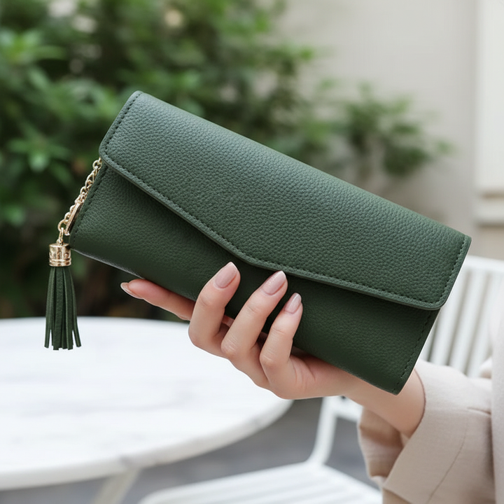 Elegant kvinnors plånbok i PU-läder. Chic modeaccessoar för vardag och speciella tillfällen.